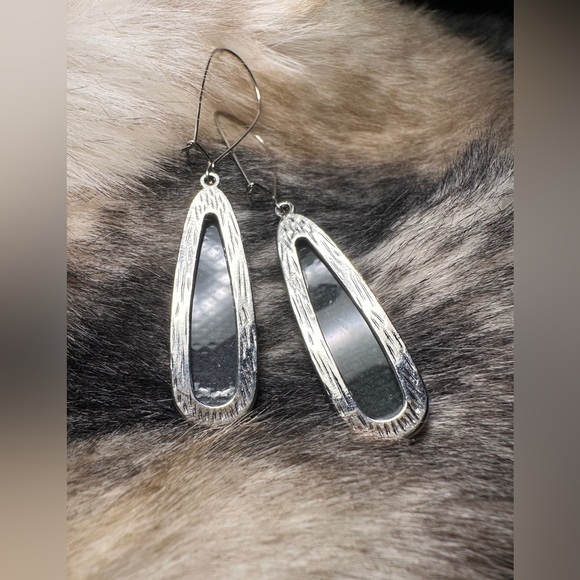 NWT Bijou Silver Tone Diamond Cut Teardrop Resin Dangle Earrings - Picture 3 of 6